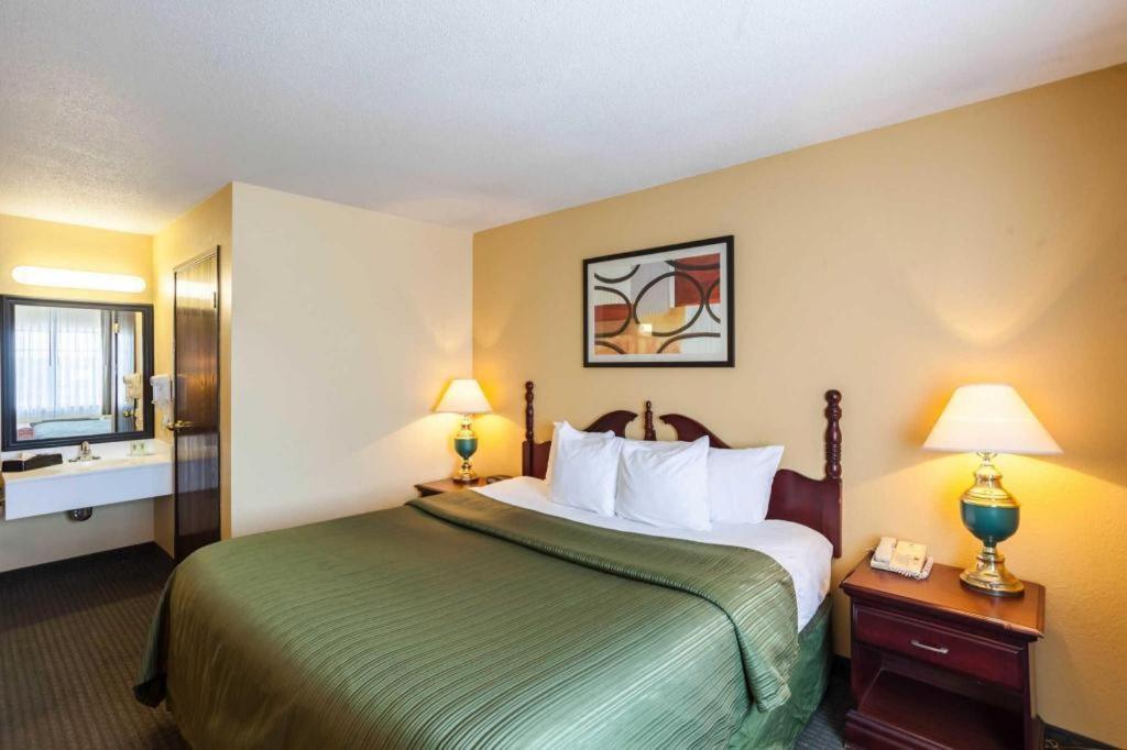 Quality Inn & Suites Arbor Bagian luar foto