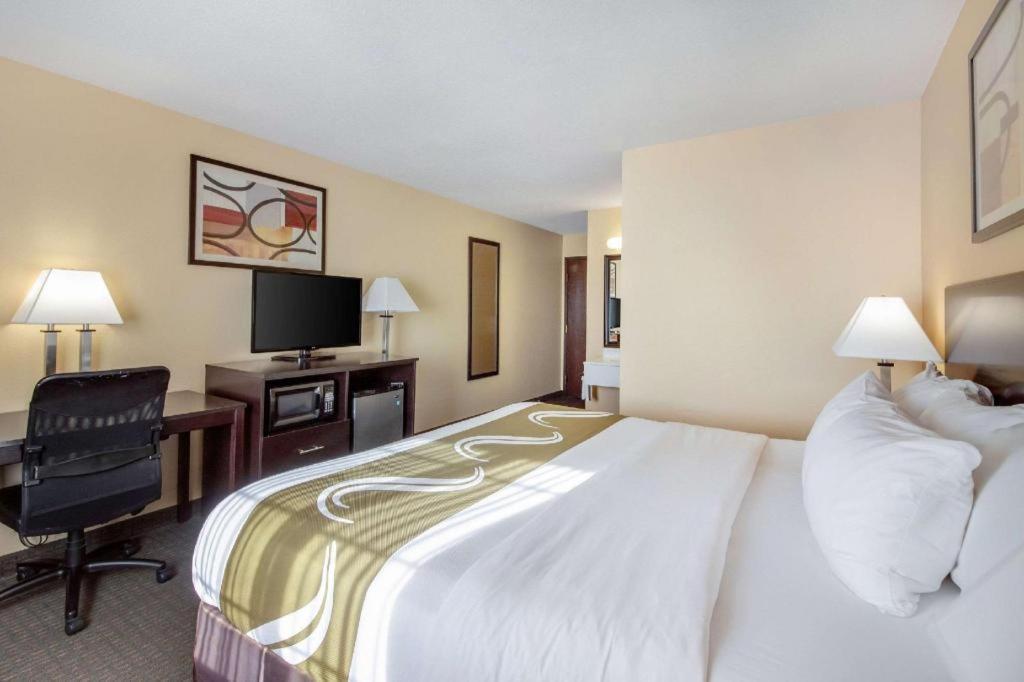 Quality Inn & Suites Arbor Bagian luar foto