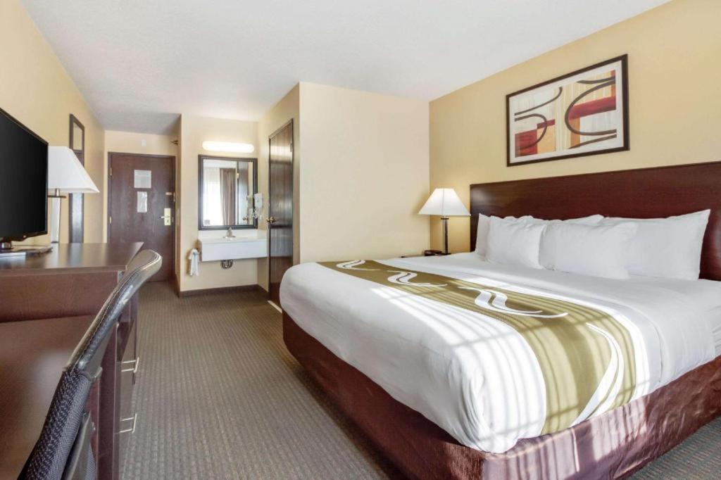 Quality Inn & Suites Arbor Bagian luar foto