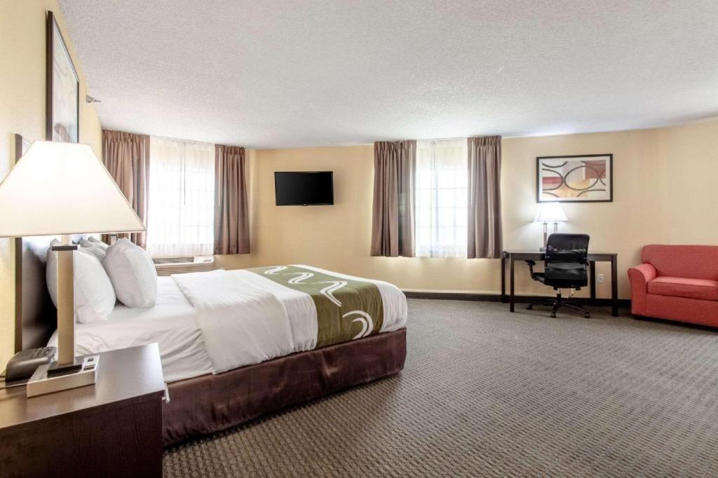 Quality Inn & Suites Arbor Bagian luar foto
