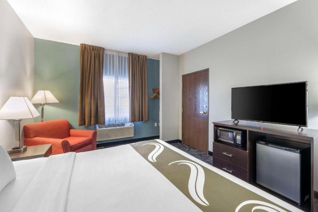 Quality Inn & Suites Arbor Bagian luar foto
