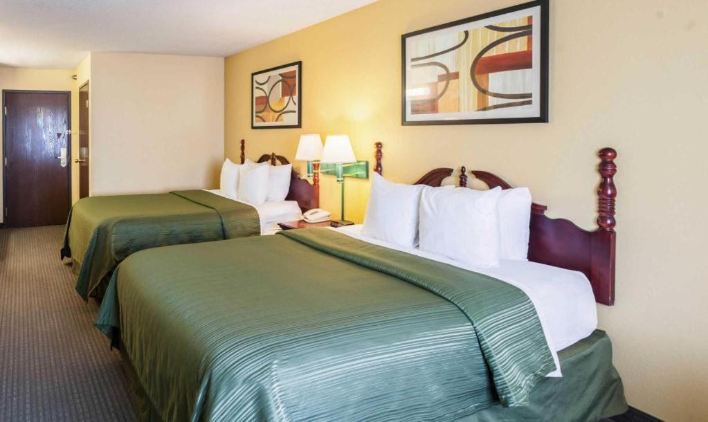 Quality Inn & Suites Arbor Bagian luar foto