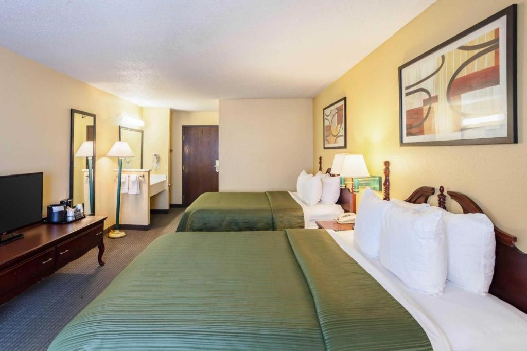 Quality Inn & Suites Arbor Bagian luar foto