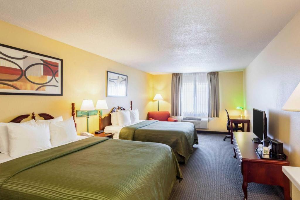 Quality Inn & Suites Arbor Bagian luar foto