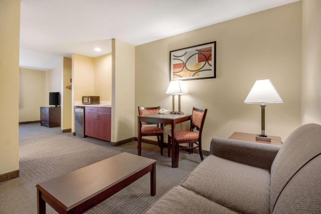 Quality Inn & Suites Arbor Bagian luar foto