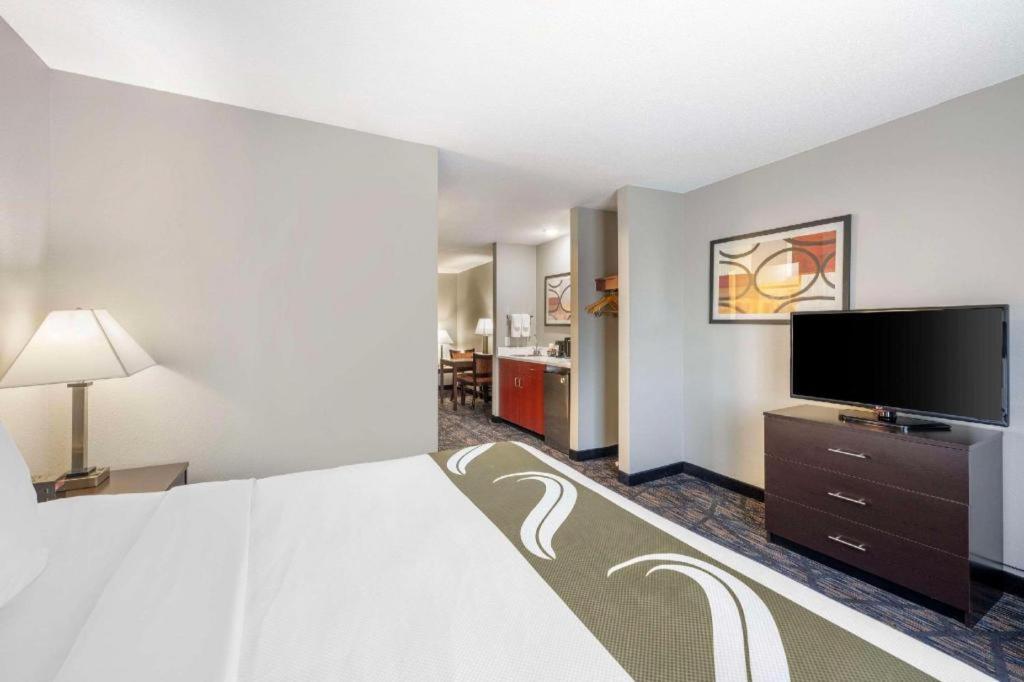 Quality Inn & Suites Arbor Bagian luar foto