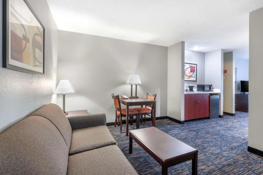Quality Inn & Suites Arbor Bagian luar foto