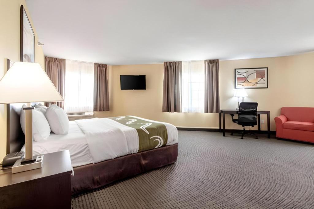 Quality Inn & Suites Arbor Bagian luar foto