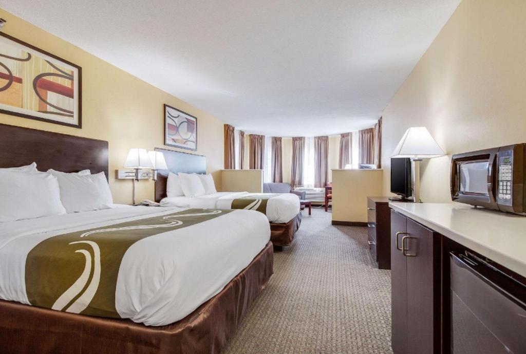 Quality Inn & Suites Arbor Bagian luar foto