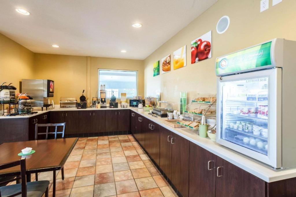 Quality Inn & Suites Arbor Bagian luar foto